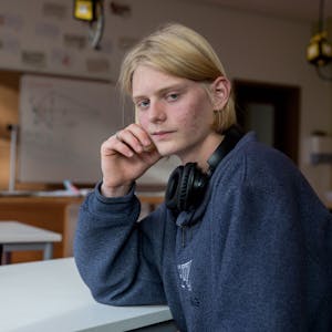 Der 16-jährige Ukrainer Bogdan sitzt mit nachdenklichem Blick im Klassenzimmer.