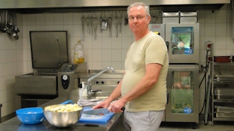 Der Koch des Seeberger Treffs, Wilko Eichele, steht in der Profi-Küche des Jugendzentrums und bereitet das Essen zu.