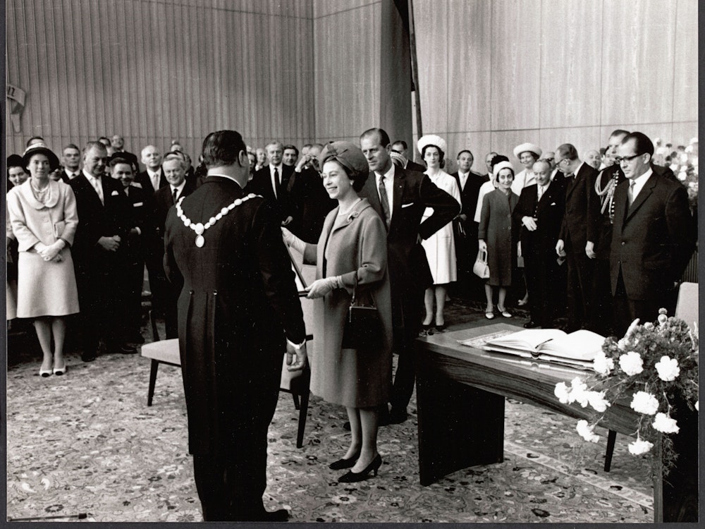 Für die Queen und Prinz Philip rollte Köln 1965 den XXL- Teppich aus. Foto: 25. Mai 1965