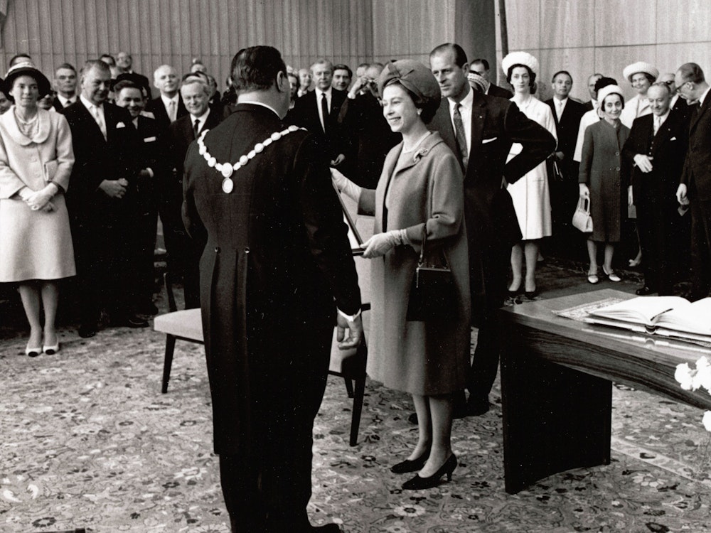 Für die Queen und Prinz Philip rollte Köln 1965 den XXL-Teppich aus.