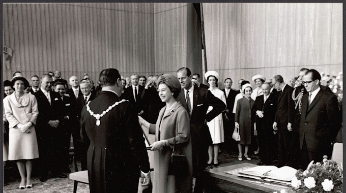 Für die Queen und Prinz Philip rollte Köln 1965 den XXL- Teppich aus. Foto: 25. Mai 1965