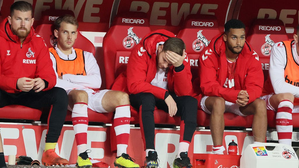 Benno Schmitz (2.v.r.) sitzt bei der Niederlage des 1. FC Köln gegen Bayer Leverkusen frustriert neben seinen Teamkollegen auf der Bank.