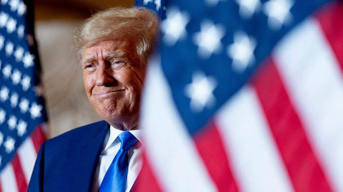 Donald Trump mit einer US-Flagge
