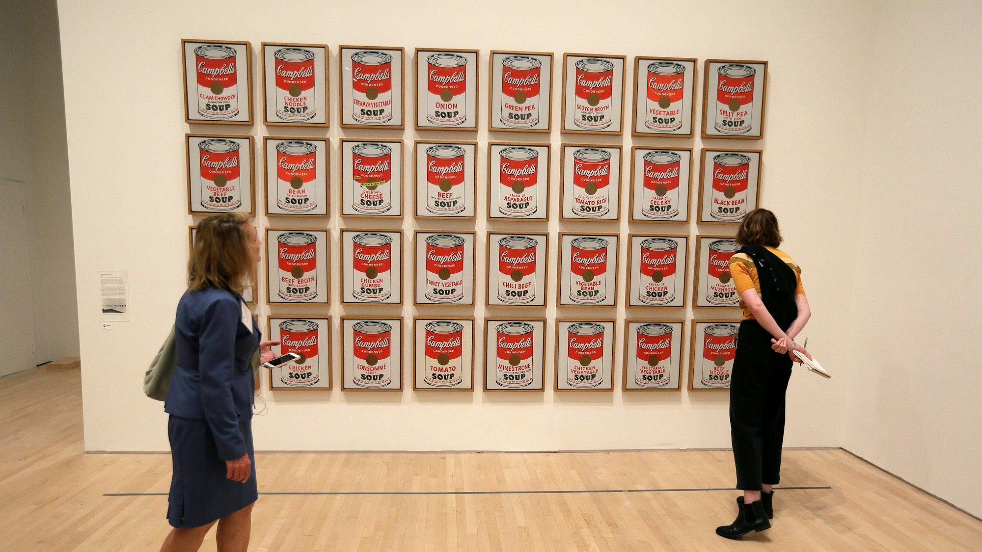 Zwei Frauen betrachten das Pop-Art-Kunstwerk "Campbell's Soup Cans" von 1962 in der Ausstellung "Andy Warhol - From A to B and Back Again" in San Francisco am 15. Mai 2019.