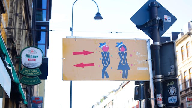 Das Bild zeiht ein Hinweisschild für die Toiletten auf der Zülpicher Straße an Karneval.