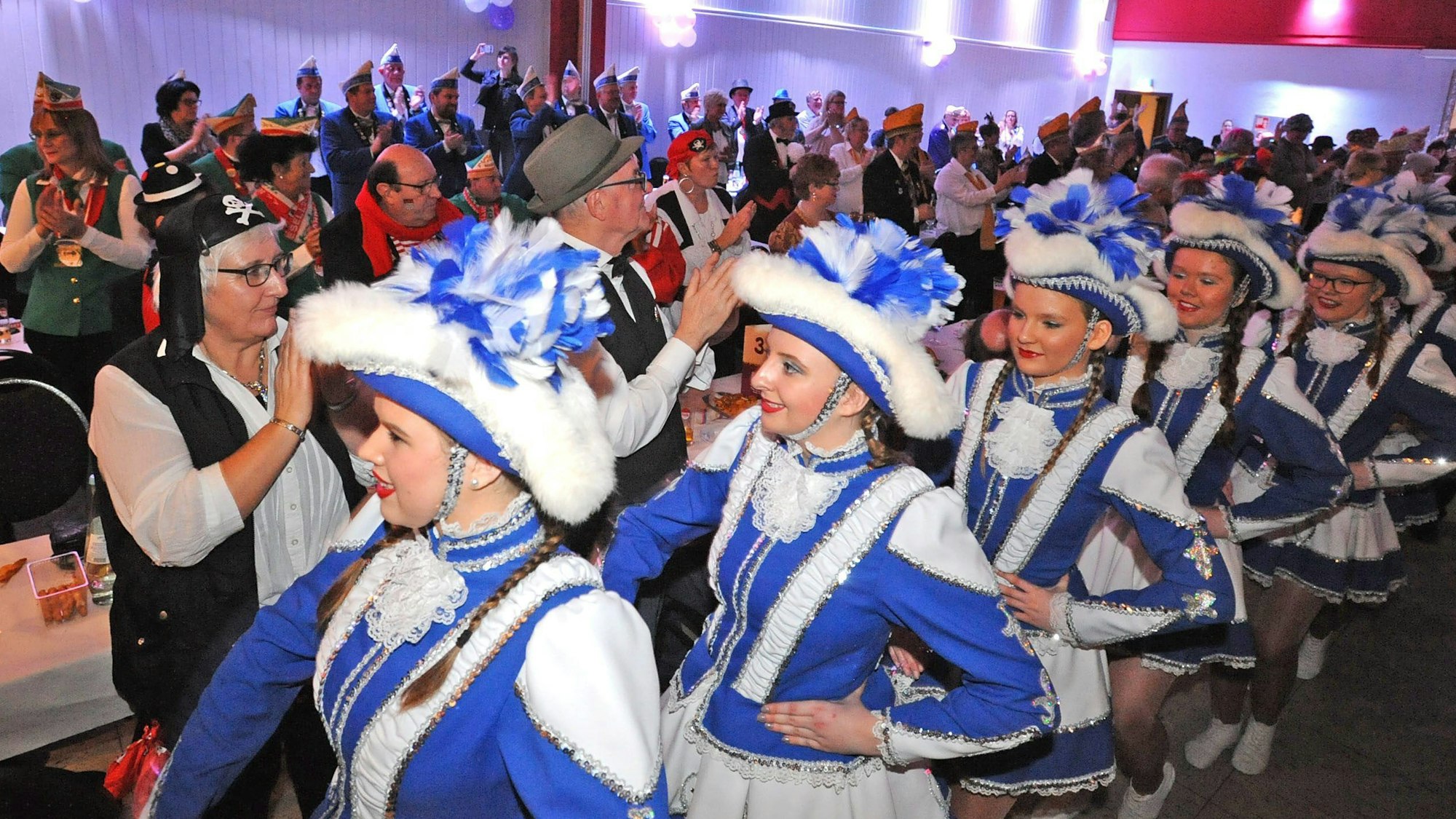 Die Tanzgarde des KKE Emsbüren beim Einzug in die Stadthalle Bergisch Neukirchen.