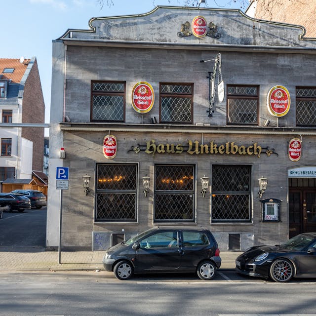 Das Brauhaus Haus Unkelbach an der Luxemburger Straße hat sieben Fenster zur Straßenseite hin, alle mit Bleigalsfenstern mit rautenförmigem Muster.