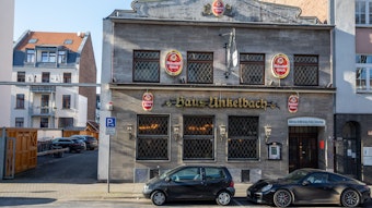 Das Brauhaus Haus Unkelbach an der Luxemburger Straße hat sieben Fenster zur Straßenseite hin, alle mit Bleigalsfenstern mit rautenförmigem Muster.