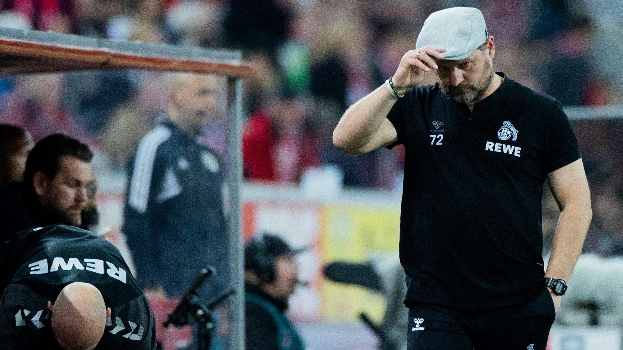 Steffen Baumgart fasst sich am Mittwochabend vor der Kölner Ersatzbank mit enttäuschtem Blick an seine graue Schiebermütze, eine Hand hat der Kölner Trainer in der Hosentasche vergraben.