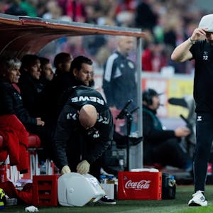 Steffen Baumgart fasst sich am Mittwochabend vor der Kölner Ersatzbank mit enttäuschtem Blick an seine graue Schiebermütze, eine Hand hat der Kölner Trainer in der Hosentasche vergraben.&nbsp;