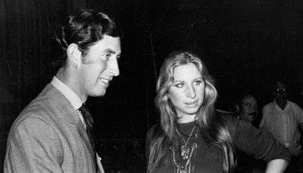 Der damalige Prinz von Wales, Charles, und die Sängerin Barbra Streisand. Sie unterhalten sich.