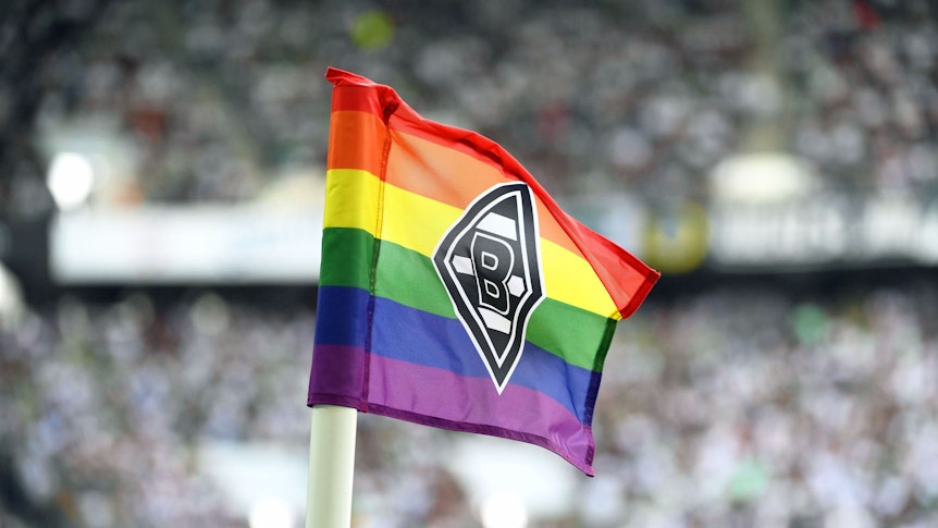 Die Eckfahne in Regenbogenfarben im Borussia-Park zeigt das Vereinsemblem von Fußball-Bundesligist Borussia Mönchengladbach. Dieses Symbolfoto stammt vom 04. September 2022. Im Hintergrund sind die Zuschauerränge zu sehen.