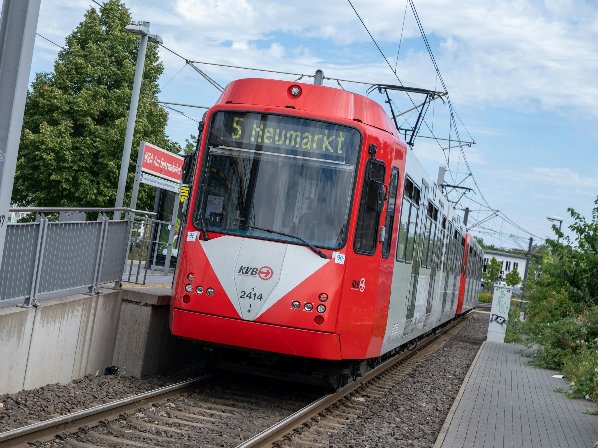 Foto von vorne von einer Bahn der KVB-Linie 5 an einer Haltestelle. Die KVB kann jetzt wieder alle Bahnen einsetzen.