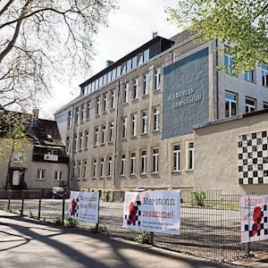 Das Hölderlin-Gymnasium wird abgerissen und neu gebaut. Foto: Schäfer