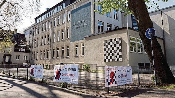 Das Hölderlin-Gymnasium wird abgerissen und neu gebaut. Foto: Schäfer