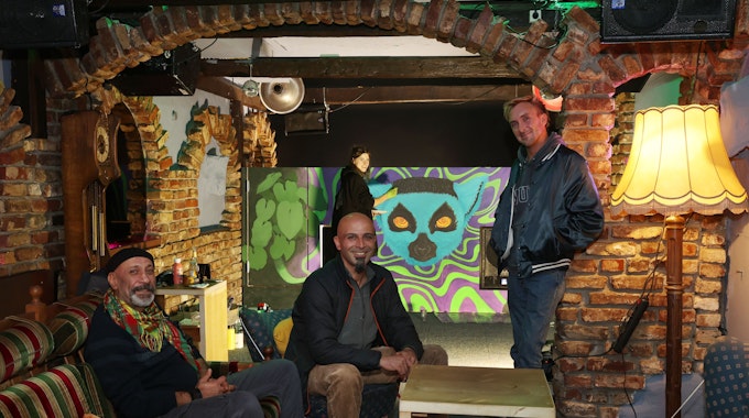 Geschäftsführer Cem Konuk, Emre Özipek, Booker Tim Spannagel und Künstlerin Eva-Lucia Wingen im neuen Club/Bar Lemuria in Köln-Mülheim.