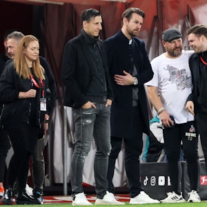 Lukas Berg, hier beim Bundesliga-Spiel gegen Hoffenheim am 30. Oktober 2022 mit Steffen Baumgart, Thomas Kessler und Christian Keller (v.r.), wird neuer NLZ-Chef des 1. FC Köln.