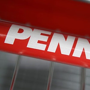 Ein Penny-Logo auf einem Einkaufswagen.