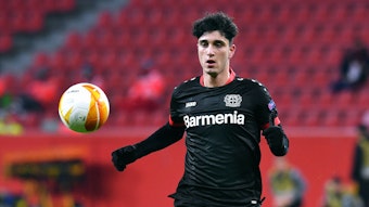 Emrehan Gedikli hat den Ball im Europa-League-Spiel gegen Slavia Prag im Blick.
