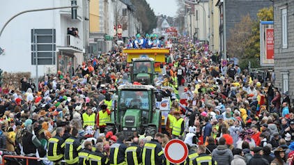 Der Blütensamstagszug bahnt sich 2021 mit Traktoren und Festwagen einen Weg durch die Menschenmenge auf der Bahnhofstraße.