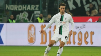 Joe Scally holt am 4. November 2022 im Spiel von Borussia Mönchengladbach gegen VfB Stuttgart zu einer Passbewegung aus.