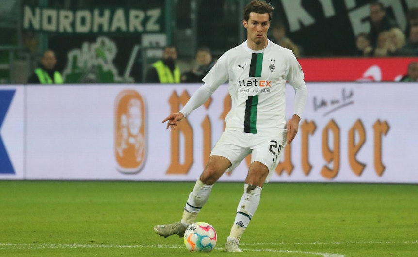 Joe Scally holt am 4. November 2022 im Spiel von Borussia Mönchengladbach gegen VfB Stuttgart zu einer Passbewegung aus.
