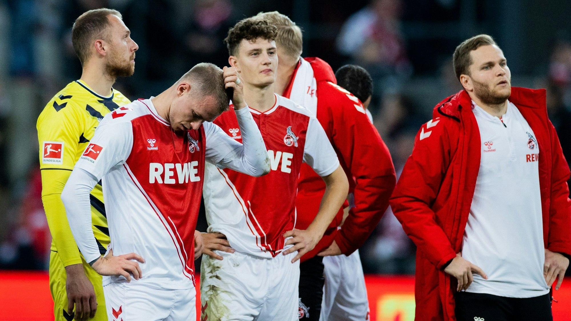 Nach dem Schlusspfiff nehmen die Spieler des 1. FC Köln vor der Südtribüne Abschied von ihren Fans. Kein Spieler lächelt, dabei erhielt die Mannschaft viel Applaus für eine engagierte Leistung.