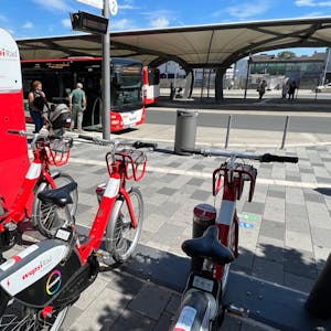 Wupsi-Linienbusse und Wupsi-E-Bikes am Busbahnhof Leverkusen-Wiesdorf