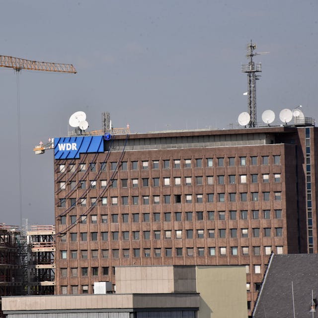 Das WDR-Filmhaus in der Kölner Innenstadt mit Baukran.