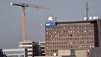 Das WDR-Filmhaus in der Kölner Innenstadt mit Baukran.