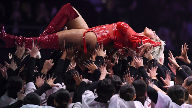 Bebe Rexha tritt im Rahmen der Verleihung der MTV Europe Music Awards 2018 auf und wird von Helfern auf der Bühne getragen.