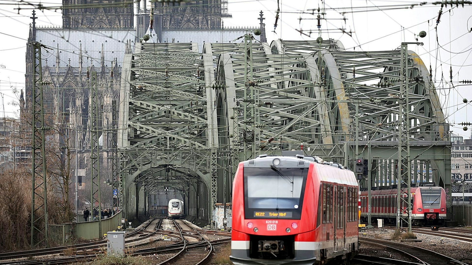 Das Bild zeigt die Hohenzollernbrücke und einige Bahnen.