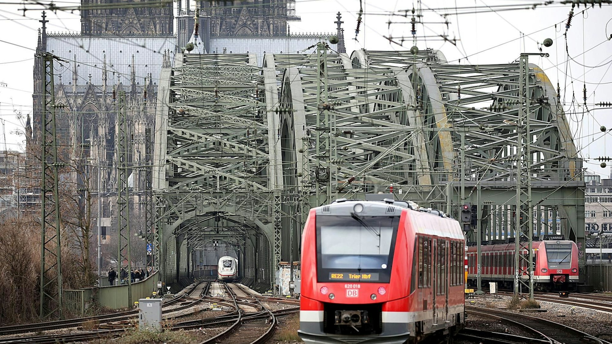 Die drei Fachwerkbogenbrücken haben ein ähnliches Design.