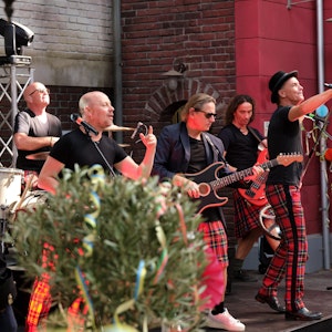 Die Band Brings auf der Bühne bei Dreharbeiten für die RTL-Serie Unter uns.