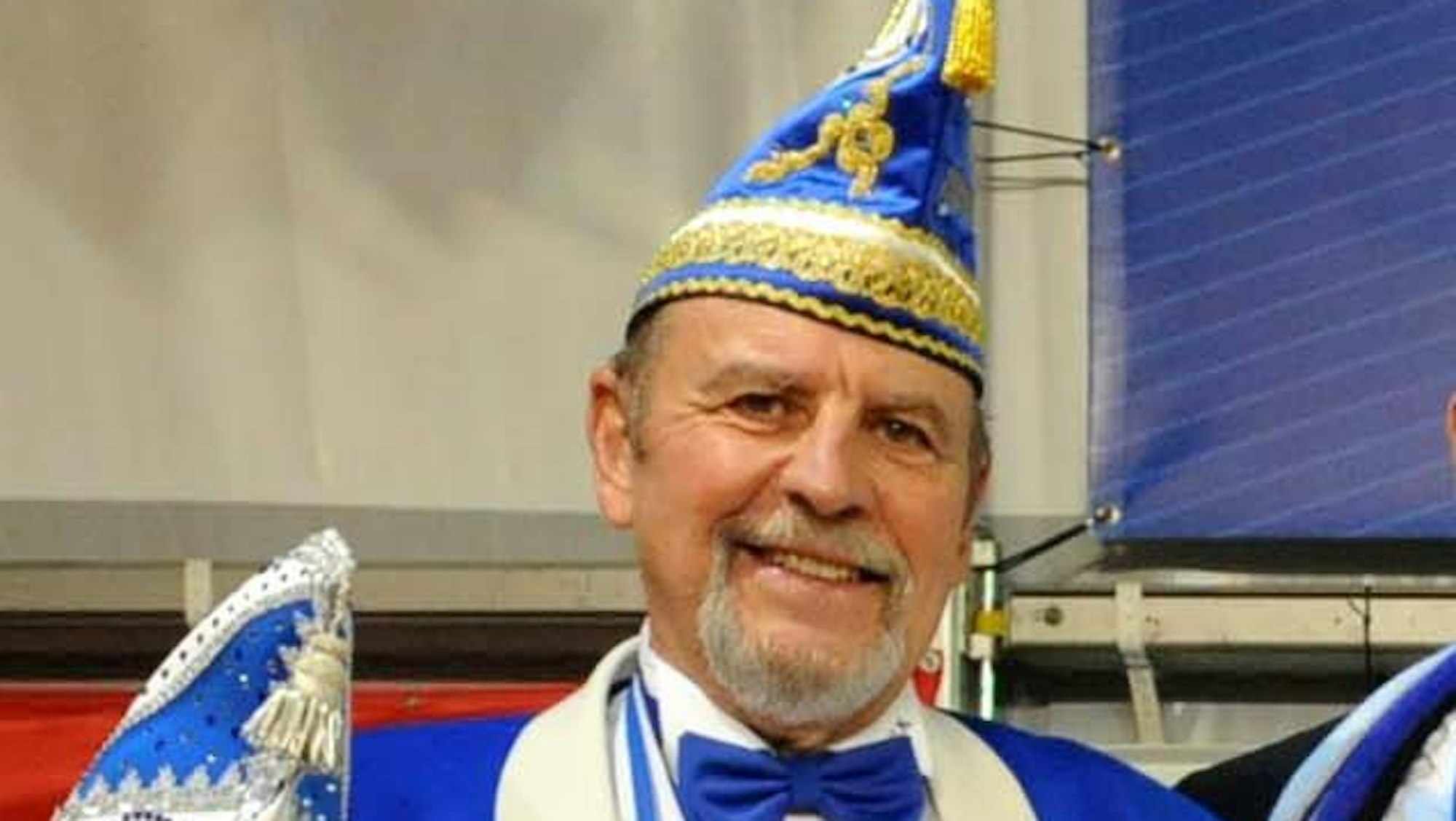 Werner Fuchs, Präsident der Vereinigung Leichlinger Karneval, mit Kappe auf der Bühne.