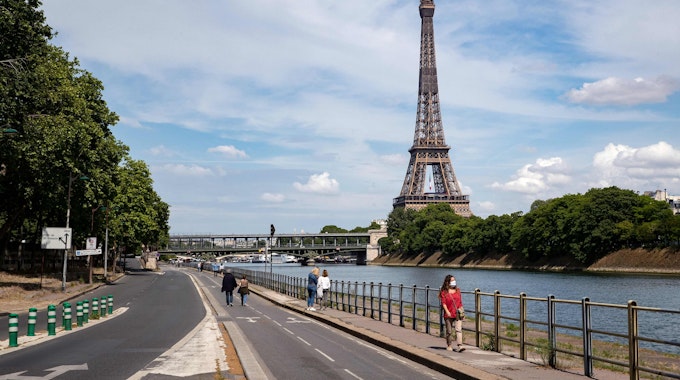 Unser Foto zeigt den Eiffelturm in Paris vor blauem Himmel und vielen Wolken.
