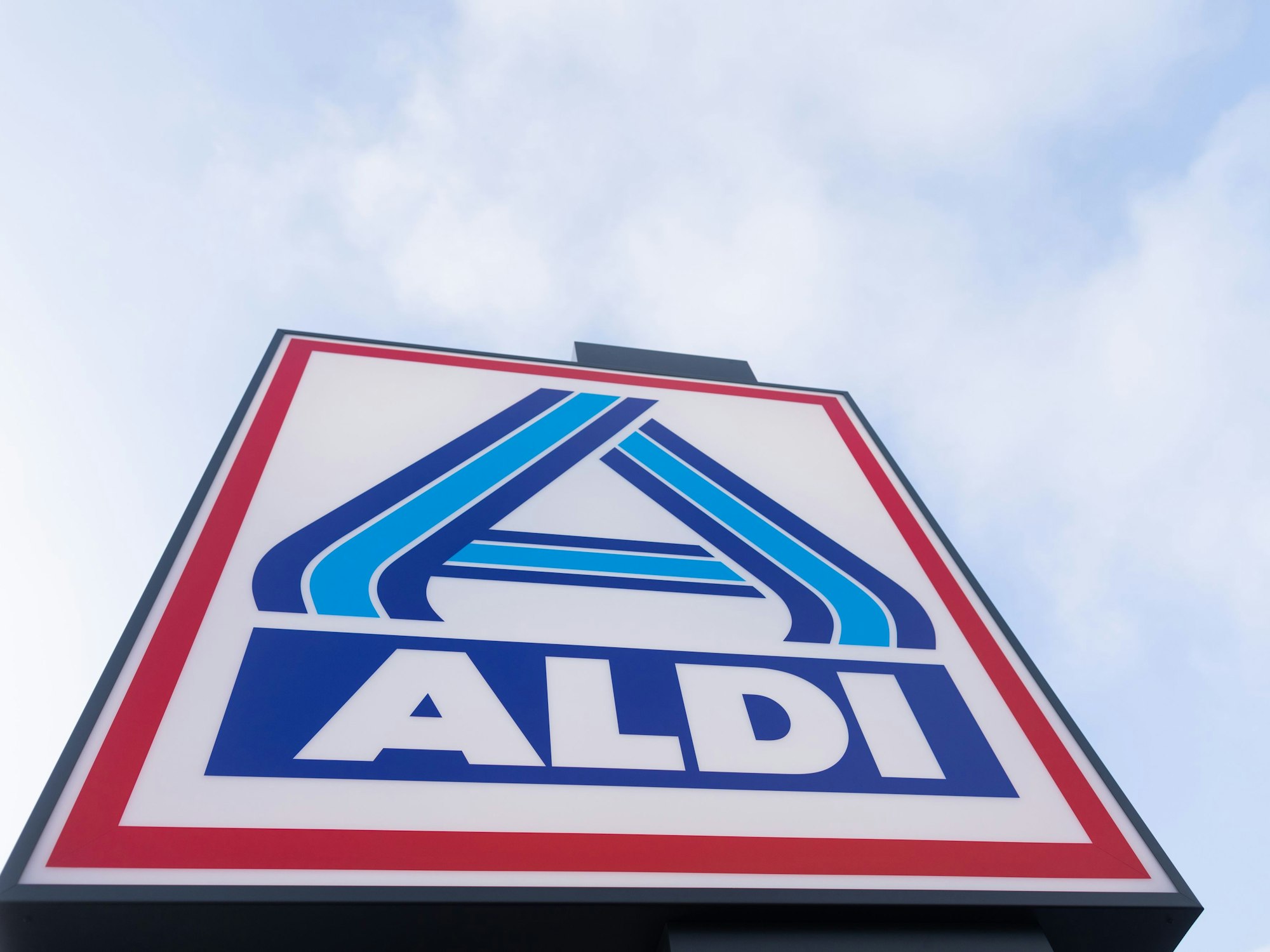 Blick auf ein Firmen-Logo am „neuen ältesten Aldi Markt“.