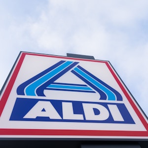 Blick auf ein Firmen-Logo von Aldi Nord.