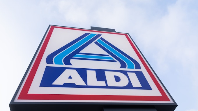 Blick auf ein Firmen-Logo von Aldi-Nord.