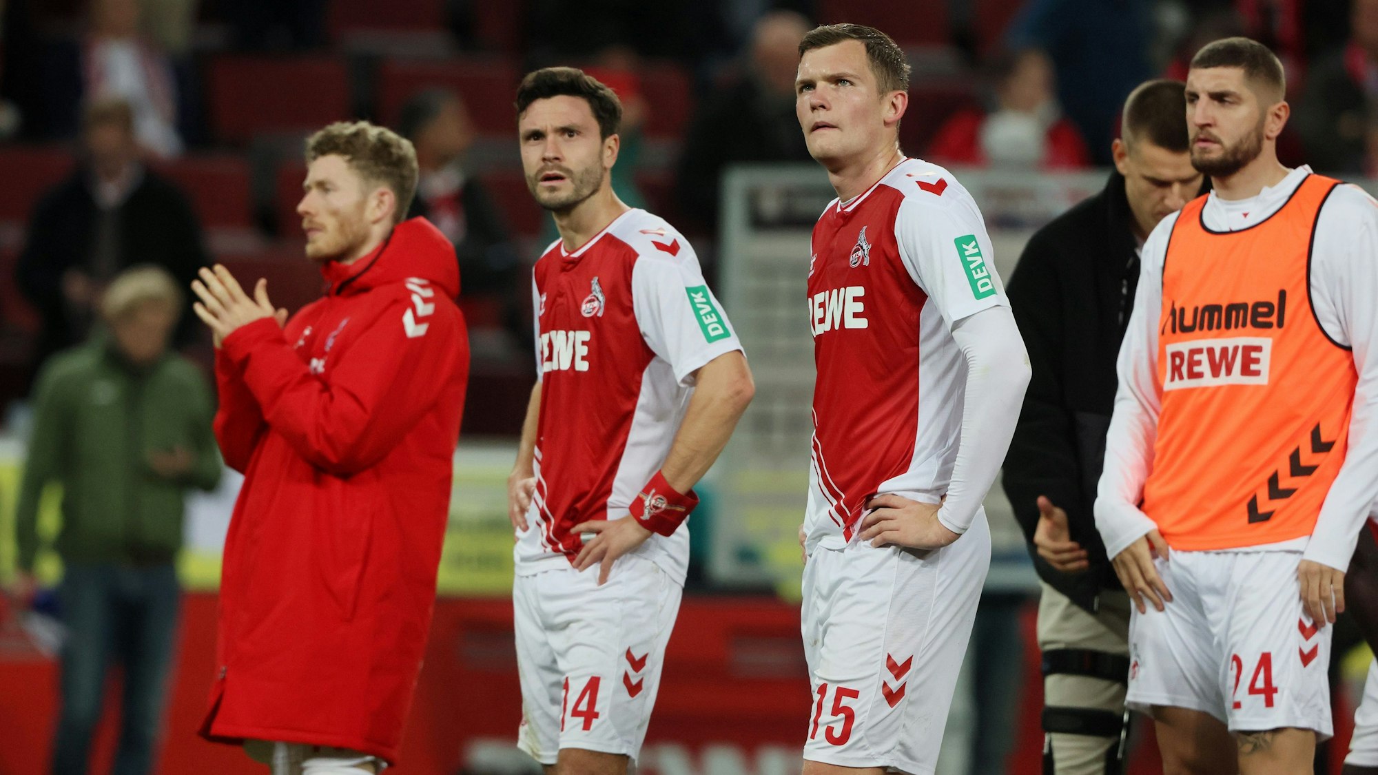 Florian Kainz, Jonas Hector, Luca Kilian und Jeff Chabot stehen enttäuscht im Rhein-Energie-Stadion.