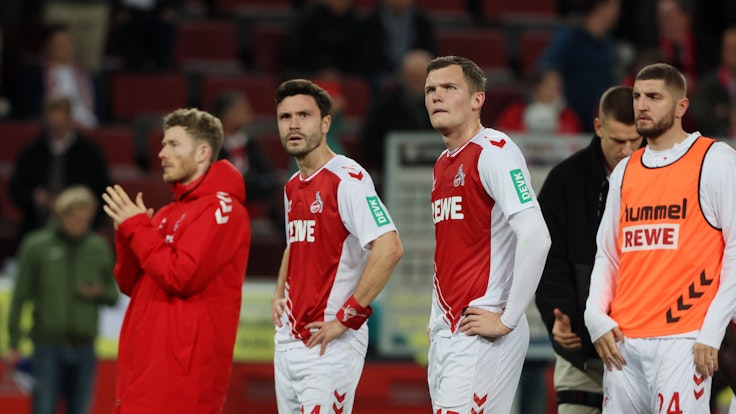 Florian Kainz, Jonas Hector, Luca Kilian und Jeff Chabot stehen enttäuscht im Rhein-Energie-Stadion.
