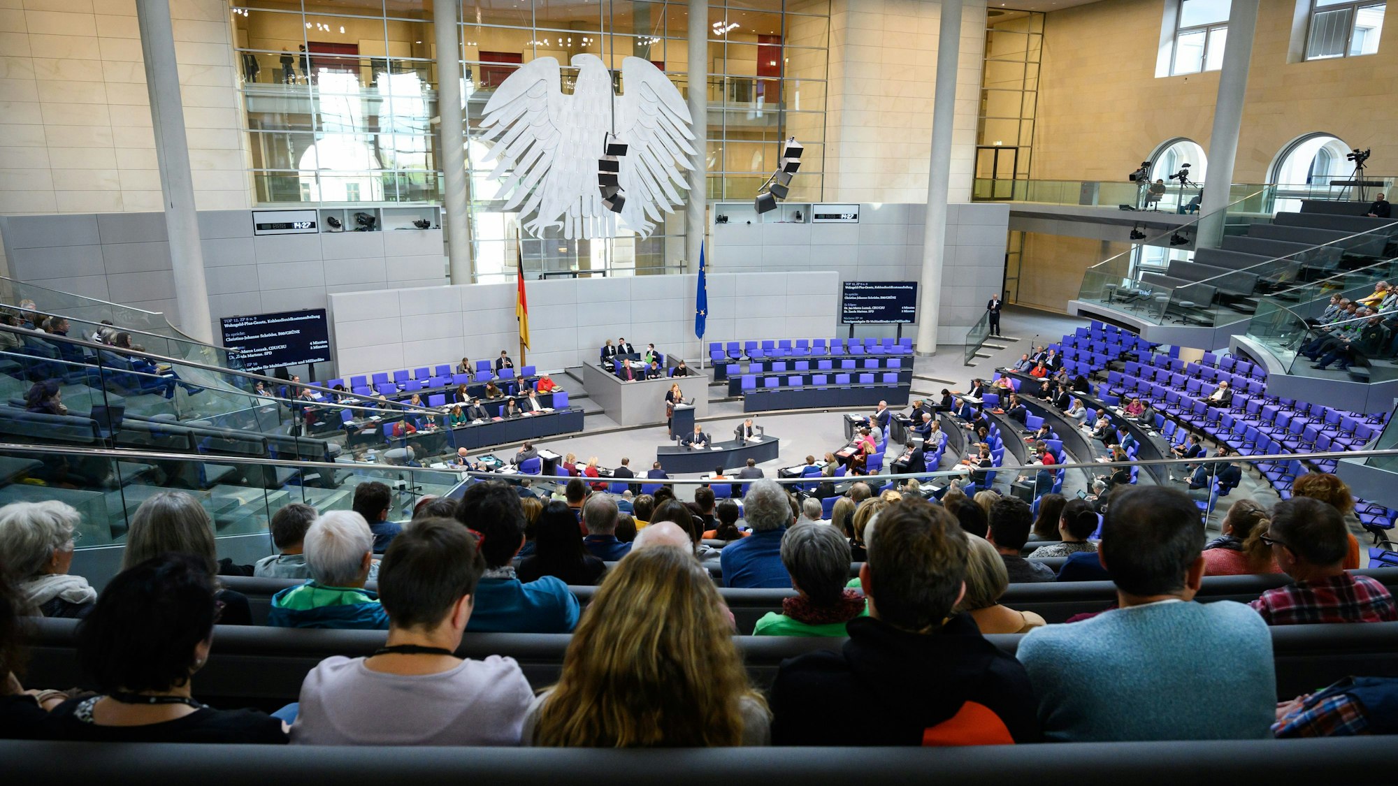 Ein Bild vom Bundestag aus einer der letzten Reihen.