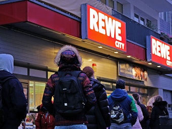 Ein beliebtes fleischloses Produkt kommt jetzt in die Regale von 1600 Rewe-Filialen. Unser Foto zeigt einen Supermarkt im November 2020 in Köln.