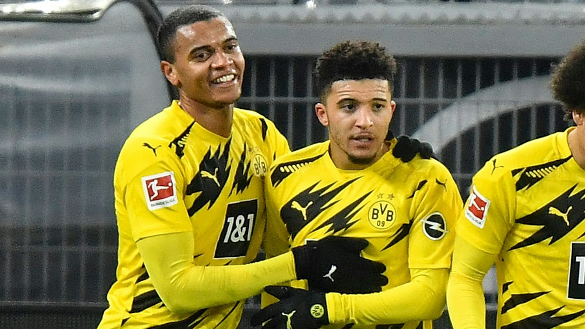 Dortmunds Jadon Sancho (M) bejubelt sein Tor zum 2:0 mit Manuel Akanji (l) und Axel Witsel.