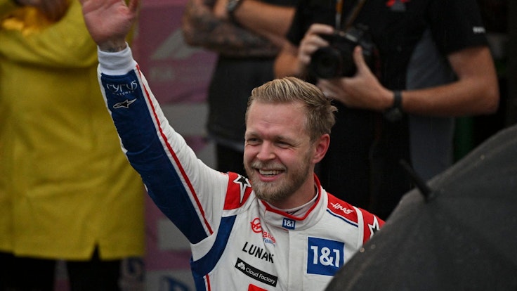 Haas-Pilot Kevin Magnussen winkt den Fans nach seinem erfolgreichen Qualifying in Brasilien.