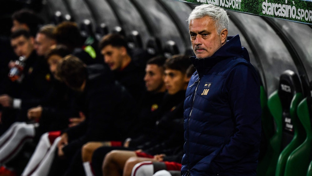 As-Rom-Trainer Jose Mourinho schaut von der Seitenlinie auf das Spielgeschehen.