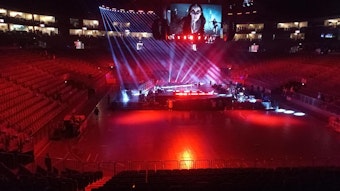 Ein Blick in die noch leere Lanxess-Arena. Die Bühne wird probebeleuchtet.
