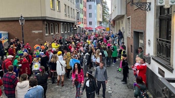 Enge Gasse in der Altstadt Köln. Viele Menschen feiern Karneval in den Kneipen.
