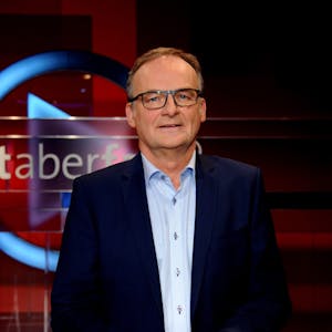 Frank Plasberg steht im Kölner TV-Studio von „hart aber fair“.