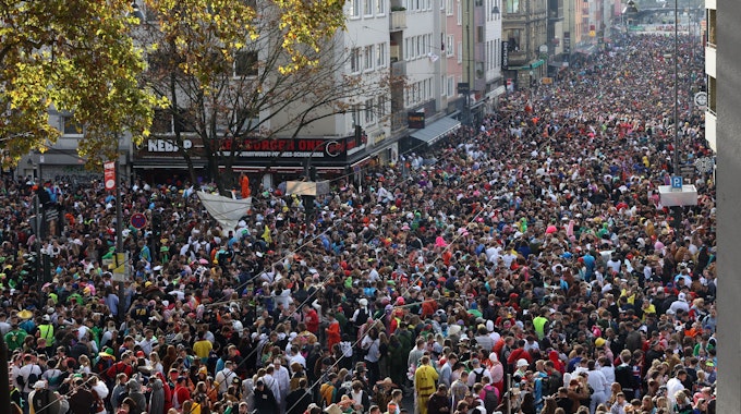 Tausende Menschen feiern auf der Zülpicher Straße Karneval.